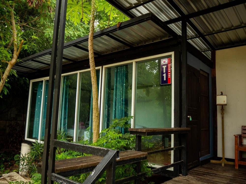 Beach Box Resort At Rimlay Rayong Exteriör bild
