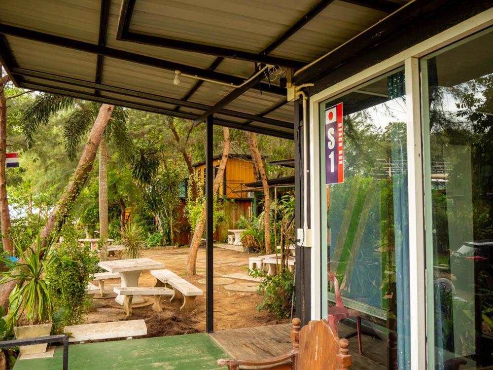 Beach Box Resort At Rimlay Rayong Exteriör bild